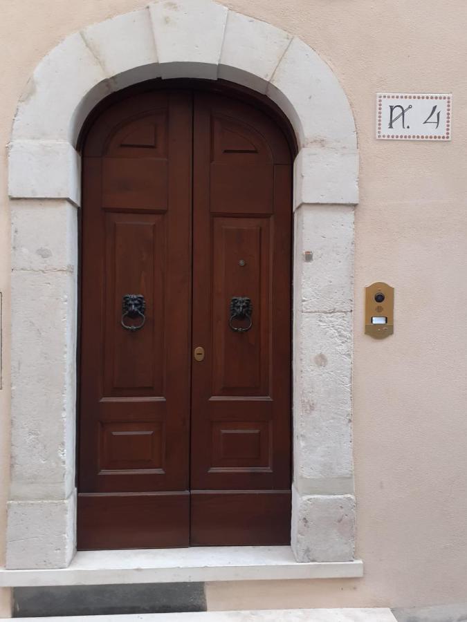 Appartamento Turistico I Portici LʼAquila Exterior foto